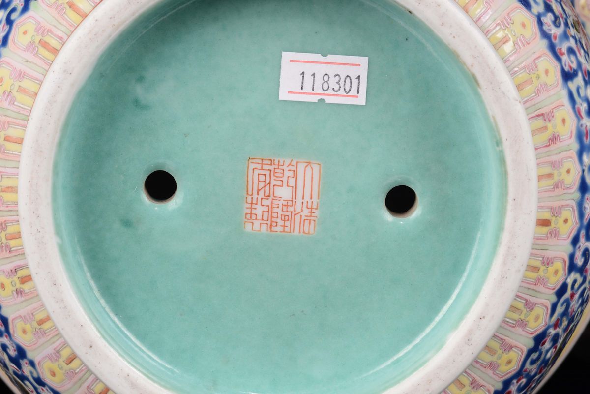 Coppia di Vasi con Sottovasi in Porcellana Finemente Decorata nelle Riserve con Raffigurazioni Na...