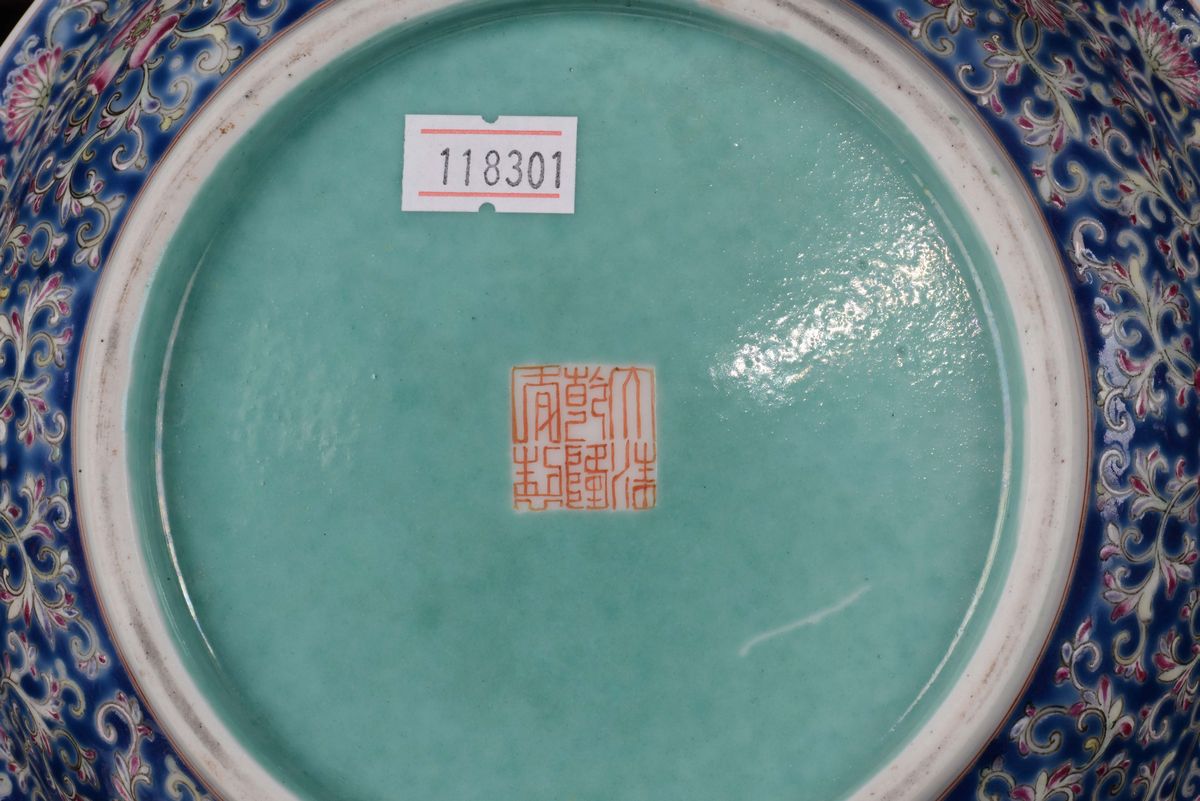Coppia di Vasi con Sottovasi in Porcellana Finemente Decorata nelle Riserve con Raffigurazioni Na...