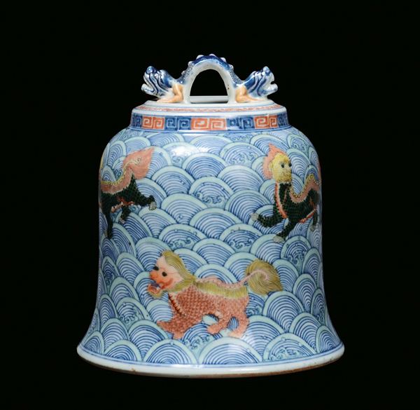 Campana in porcellana decorata a cinque colori con cani di Pho e onde, Cina, Dinastia Qing, XIX secolo