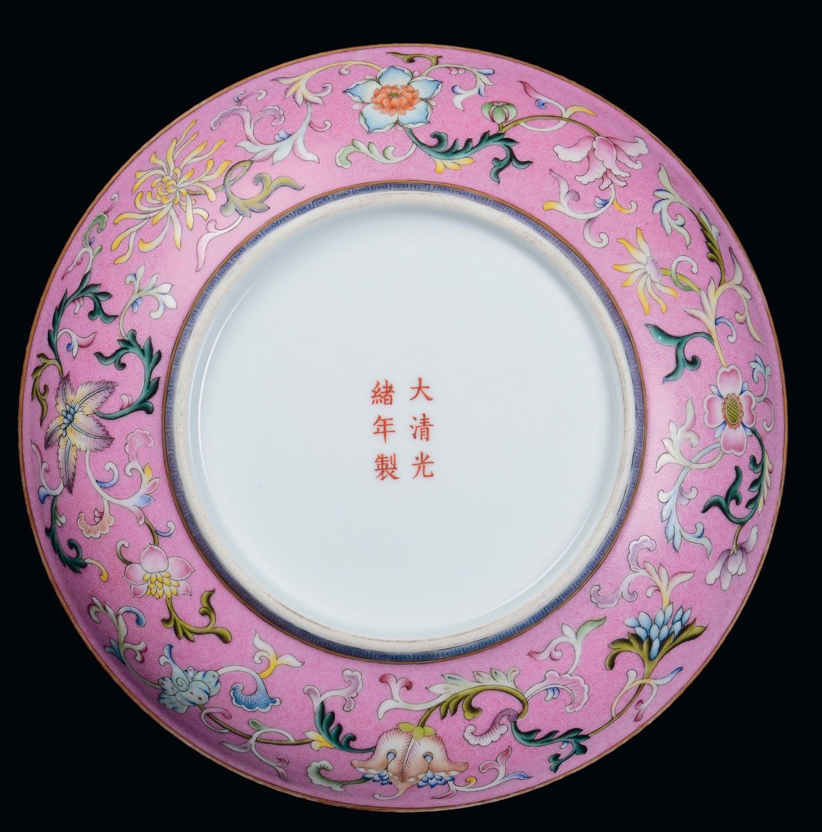 Piatto in Porcellana a Fondo Rosa Finemente Decorato, Cina, XX Secolo