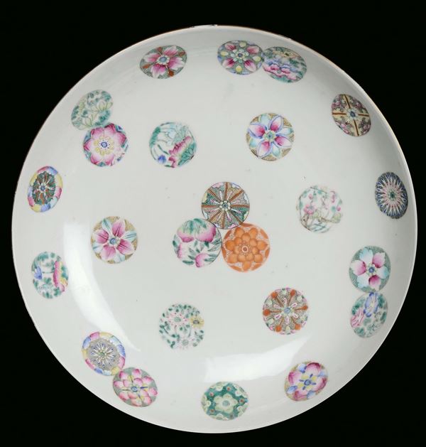 Piatto in porcellana bianca a decoro policromo floreale a sfere, Cina, Dinastia Qing, Marca e del Periodo Daoguang (1821-1850)