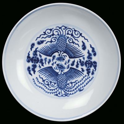 Piatto in Porcellana Bianca e Blu con Decori di Fenici, Cina, Dinastia Qing, Periodo Guangxu ( 18...