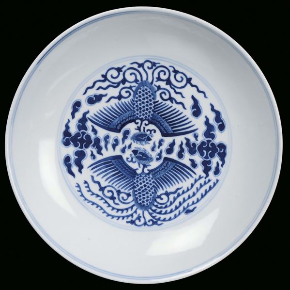 Piatto in porcellana bianca e blu con decori di fenici, Cina, Dinastia Qing, Periodo Guangxu ( 1875-1908)
