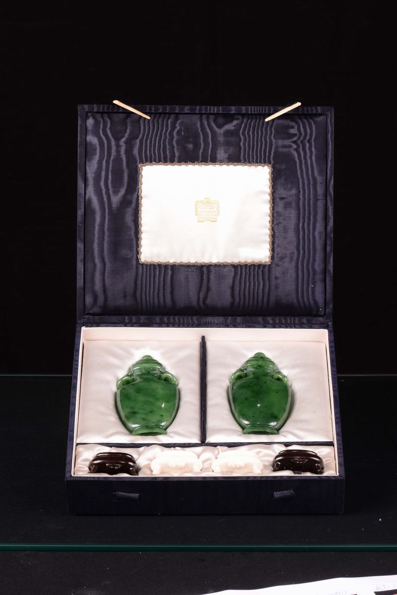 Coppia di Vasetti in Giada Verde Spinacio, Cina XX Secolo