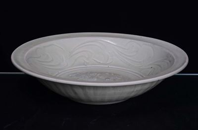 Piatto in Porcellana Celadon con Drago, Cina, Dinastia Ming XV Secolo
