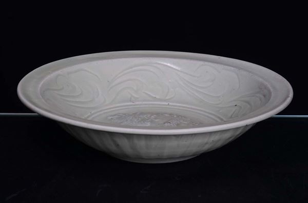Piatto in porcellana Celadon con drago, Cina, Dinastia Ming, XV secolo