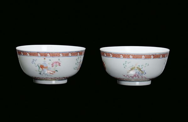 Coppia di coppette in porcellana bianca con decori simbolici, Cina Dinastia Qing, Periodo Guangxu (1875-1908)