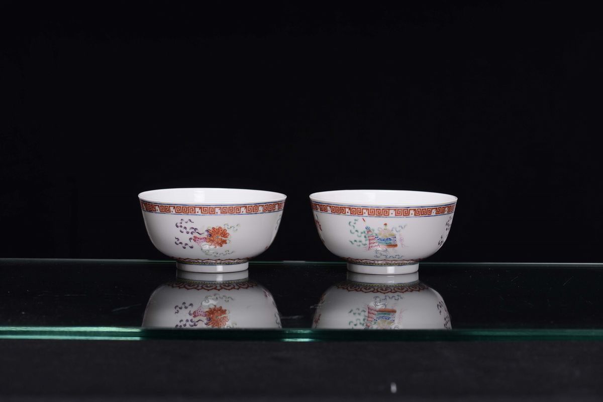 Coppia di Coppette in Porcellana Bianca con Decori Simbolici, Cina Dinastia Qing, Periodo Guangxu...
