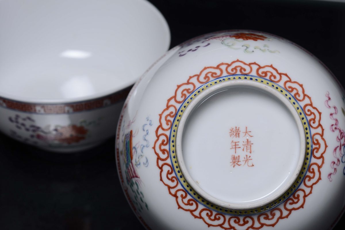 Coppia di Coppette in Porcellana Bianca con Decori Simbolici, Cina Dinastia Qing, Periodo Guangxu...