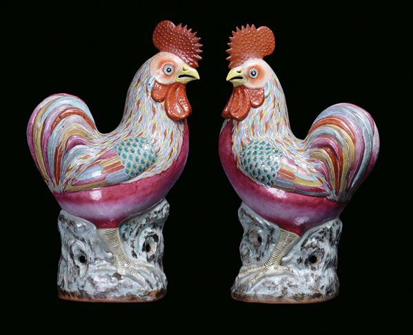 A pair of Famille Rose porcelain sculptures representing roosters, China, Qing Dynasty, Jiaqing Period (1796-1820)