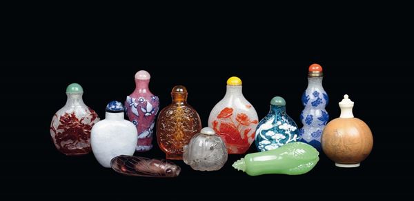 A lot of 11 snuff bottles made of different materials, various heights