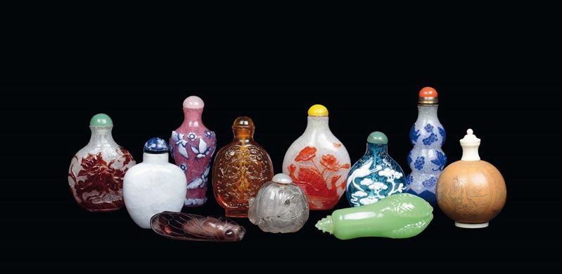 Lotto di undici snuff bottle di materiali diversi  - Asta Fine Chinese Works of Art - Cambi Casa d'Aste