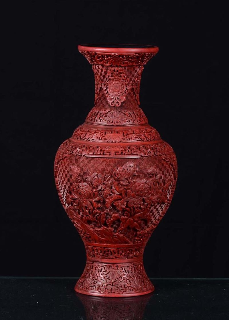 A red lacquered vase, China, 20th century  - Auction Fine Chinese Works of Art - Cambi Casa d'Aste