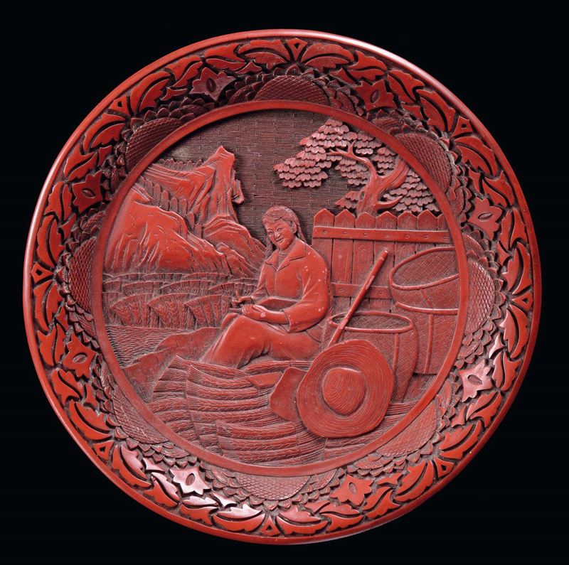 Piatto in lacca rossa raffigurante contadina, Cina, Repubblica, XX secolo  - Asta Fine Chinese Works of Art - Cambi Casa d'Aste
