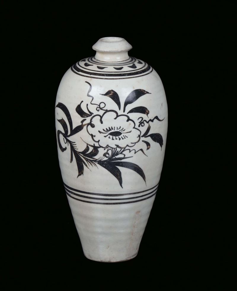 Vaso in terracotta decorato Cizhou  in manganese con fiori, Cina, probabilmente Periodo Song- Jin, (960-1234)  - Asta Fine Chinese Works of Art - Cambi Casa d'Aste