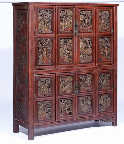 Credenza a Quattro Ante in Legno Scolpito con Sedici Formelle Finemente Intagliate, Cina XIX Seco...