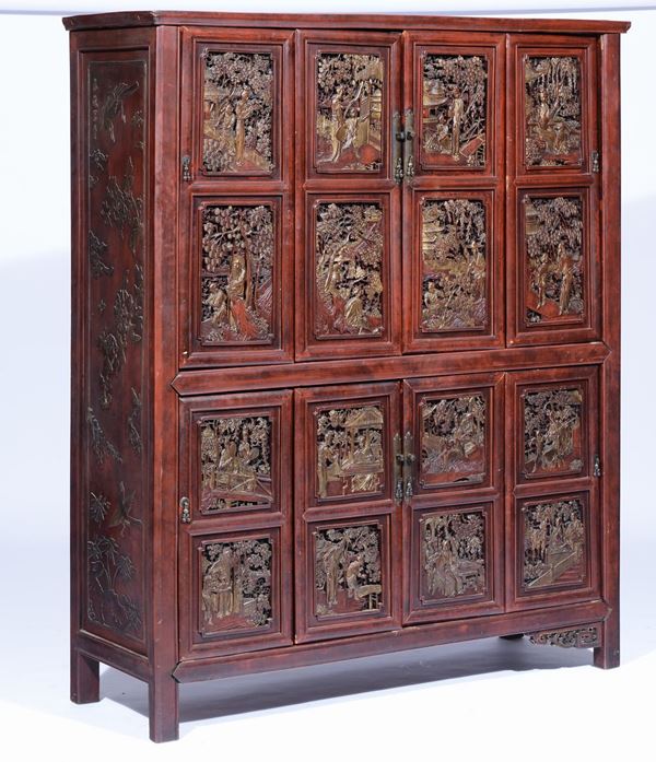 Credenza a quattro ante in legno scolpito con sedici formelle finemente intagliate, Cina XIX secolo