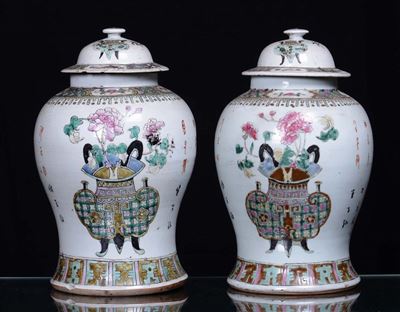 Coppia di Potiche in Porcellana Decorate in Policromia, Ideogrammi al Retro, Cina XIX Secolo