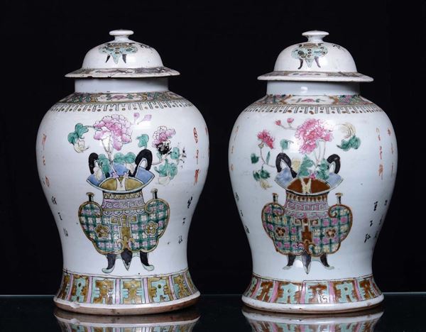 Coppia di potiche in porcellana decorate in policromia, ideogrammi al retro, Cina XIX secolo