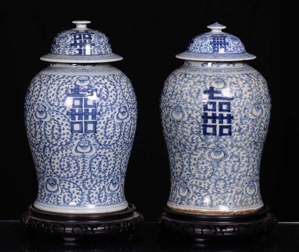Coppia di potiches in porcellana con decorazione bianca e blu con ideogrammi, Cina XX secolo