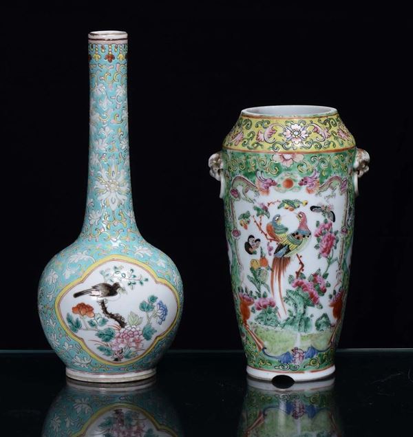 Lotto di un vaso e una bottiglia in porcellana con decorazione policroma, Cina XX secolo