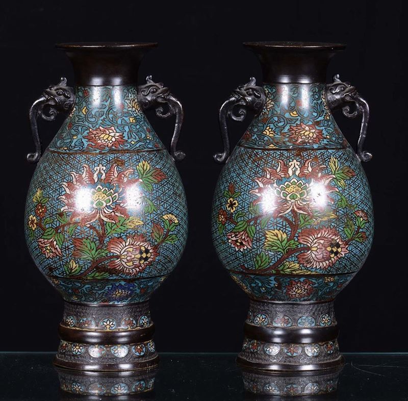 A pair of cloisonné  bronze vases, China, late 19th century  - Auction Furnishings and Works of Art from Important Private Collections - Cambi Casa d'Aste