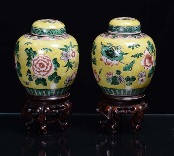 Vaso esagonale e due vasetti con coperchio in porcellana decorati in verde e giallo, Cina XX secolo
