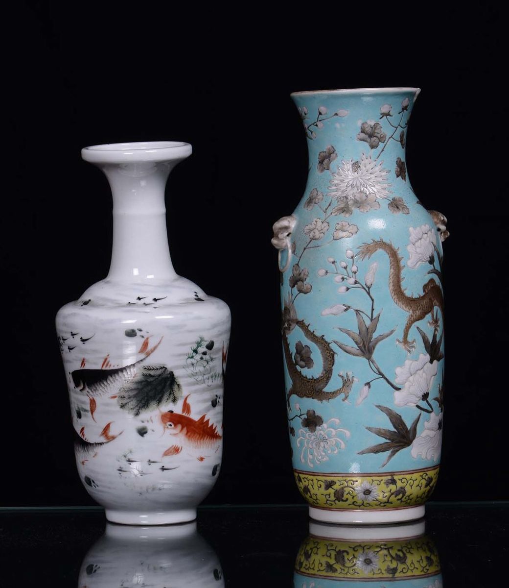 Bottiglia in Porcellana con Carpe e Vaso con Draghi a Fondo Turchese, Cina XX Secolo