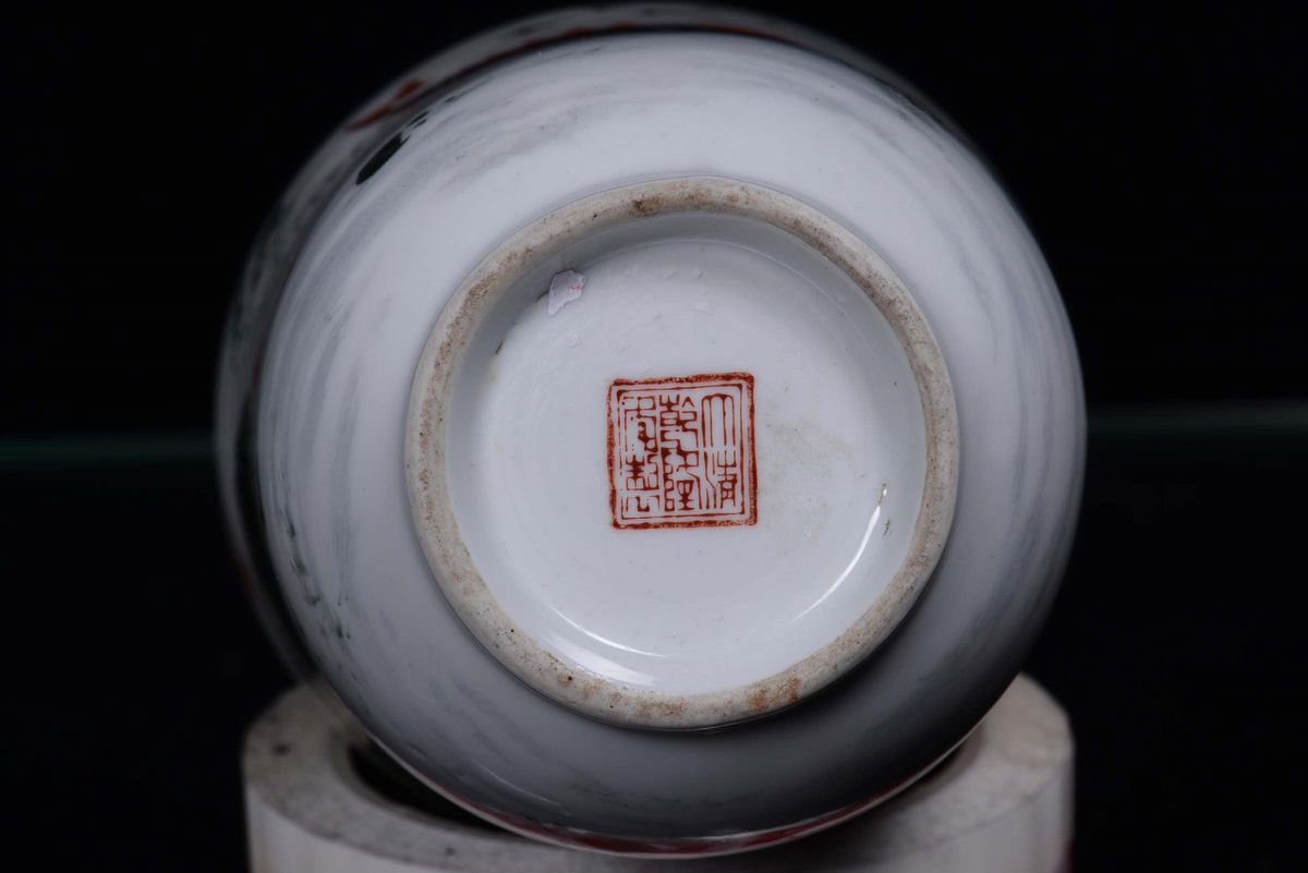 Bottiglia in Porcellana con Carpe e Vaso con Draghi a Fondo Turchese, Cina XX Secolo