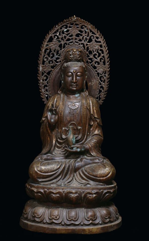 Grande figura di Guanyin in bronzo con decori dorati, Cina XX secolo