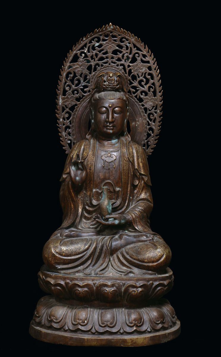 A large bronze figure of Guanyin with gilt decorations, China, 20th century  - Auction Fine Chinese Works of Art - Cambi Casa d'Aste