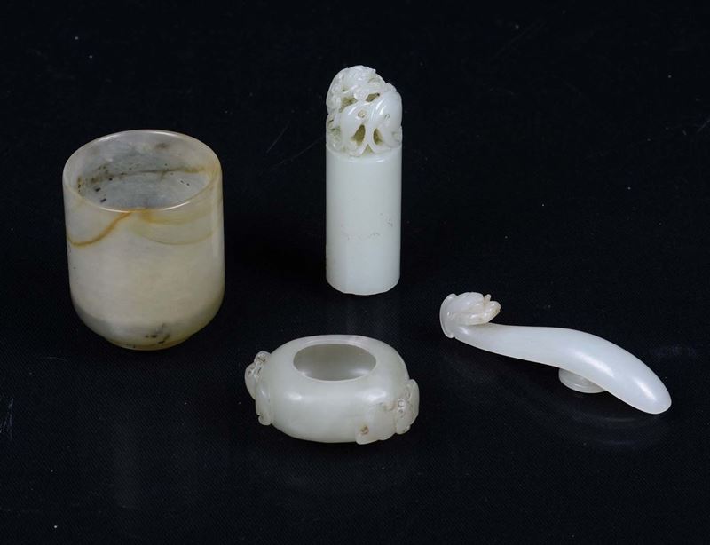 A small jade bowl, glass, seal and buckle, China, 20th century  - Auction Fine Chinese Works of Art - Cambi Casa d'Aste