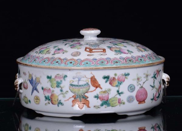 A small polychrome porcelain capped tureen, China, 20th century