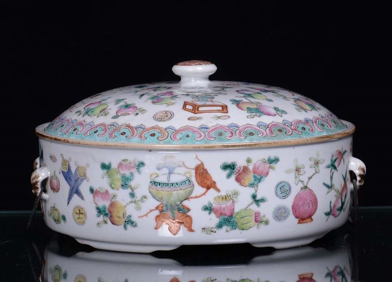 Zuppierina con coperchio in porcellan a decorazione policroma, Cina XX secolo  - Asta Fine Chinese Works of Art - Cambi Casa d'Aste