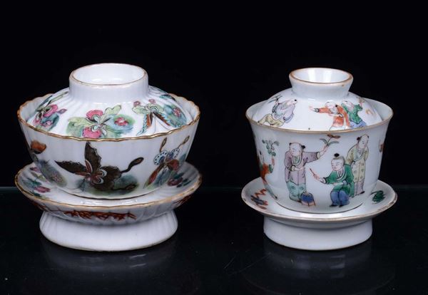 Due tazzine diverse con piattino e coperchio in porcellana, Cina XX secolo