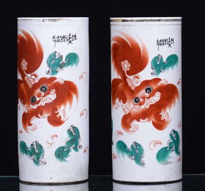 Vaso in Porcellana con Cani di Pho e Due Vasi Cilindrici con Decoro Simile