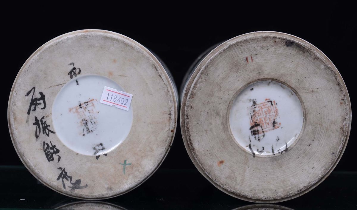 Vaso in Porcellana con Cani di Pho e Due Vasi Cilindrici con Decoro Simile