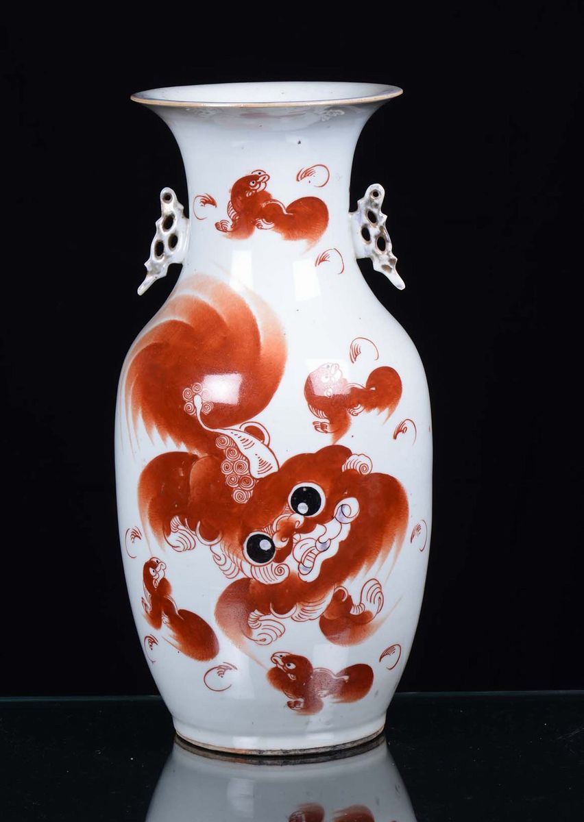 Vaso in Porcellana con Cani di Pho e Due Vasi Cilindrici con Decoro Simile