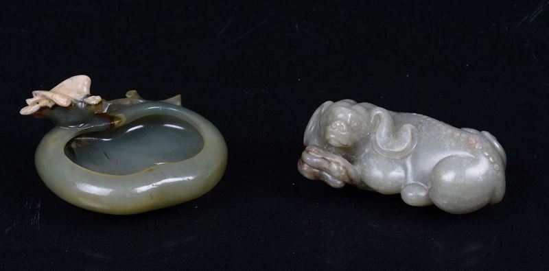 A small jade bowl with wooden base and jade dog, 20th century  - Auction Fine Chinese Works of Art - Cambi Casa d'Aste