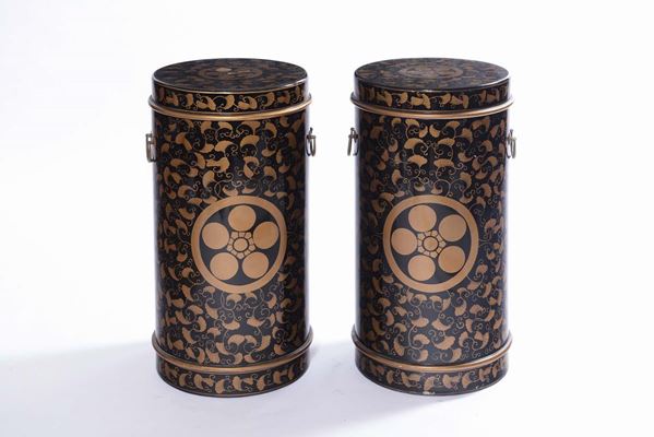 Coppia di contenitori cilindrici in legno laccato nero con decoro naturalistico in oro, Giappone, Periodo Meji (1868-1912)