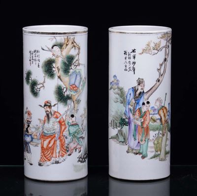 Vassoio in Ceramica con Figure e Due Vasi Cilindrici, Cina Periodo Repubblica