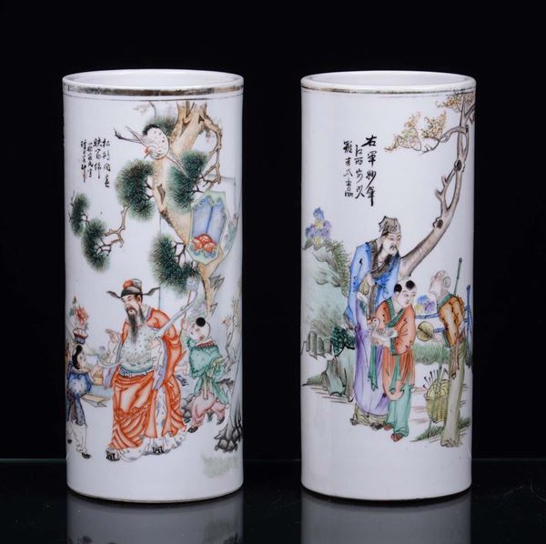 Vassoio in ceramica con figure e due vasi cilindrici, Cina periodo Repubblica