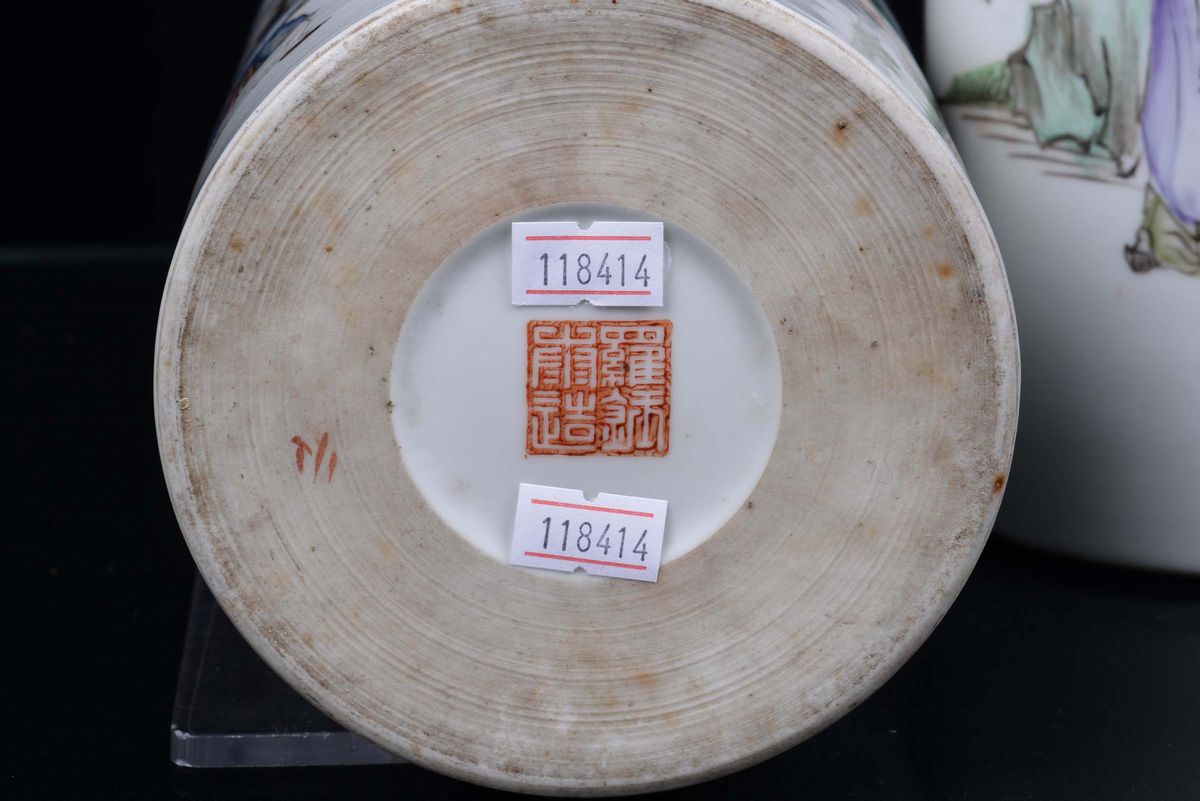 Vassoio in Ceramica con Figure e Due Vasi Cilindrici, Cina Periodo Repubblica