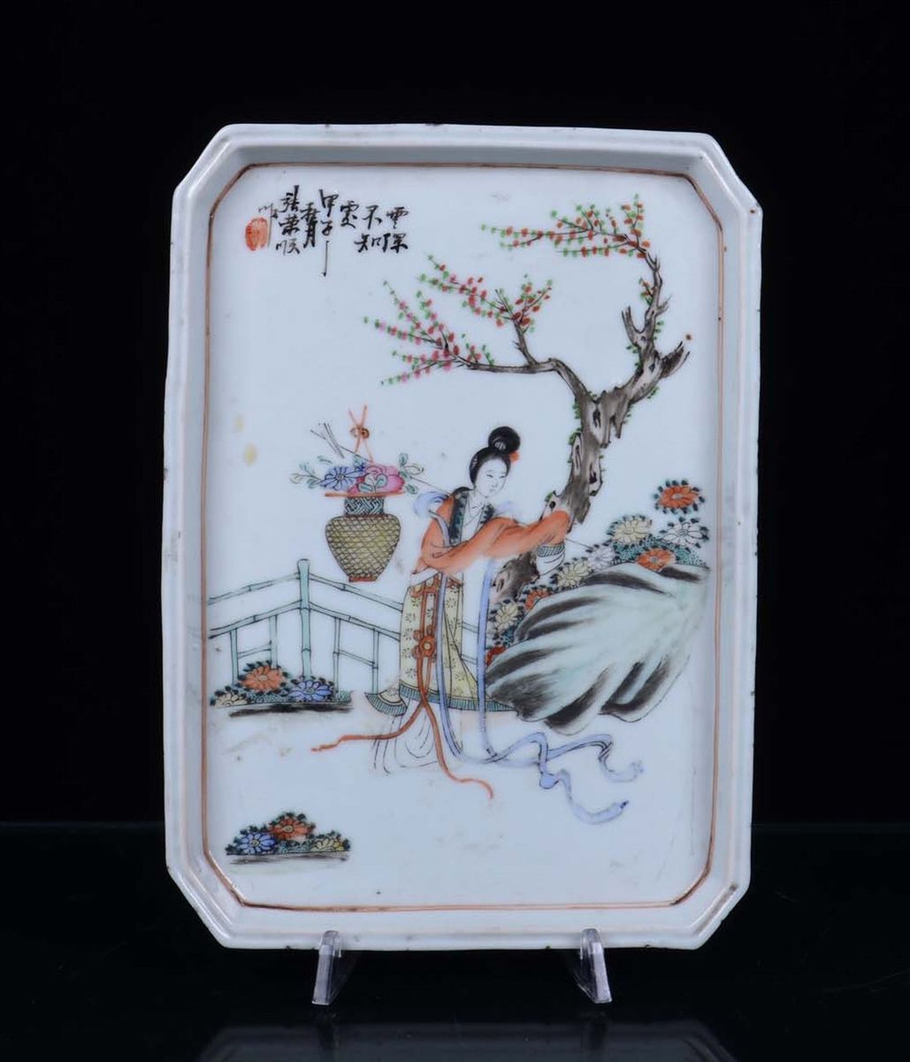 Vassoio in Ceramica con Figure e Due Vasi Cilindrici, Cina Periodo Repubblica