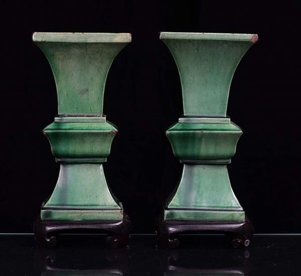 Due in porcellana a sezione quadrata di gusto arcaico, Cina, XX secolo