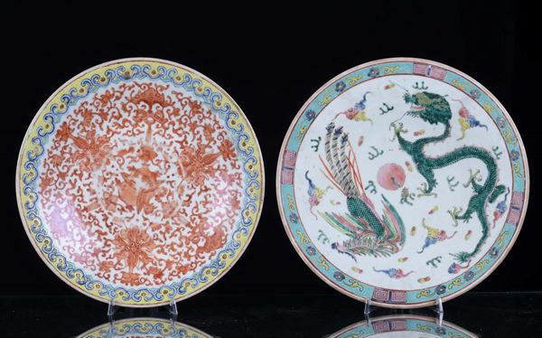 Due piatti diversi in porcellana, Cina, Periodo Repubblica