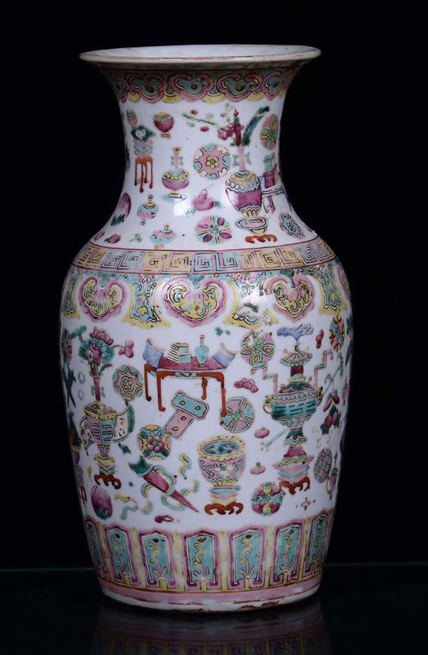 Vaso in porcellana con decoro policromo, Cina periodo Repubblica