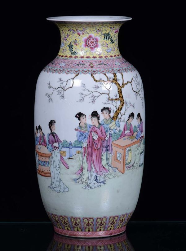 Vaso in porcellana con decoro a figure, Cina periodo Repubblica