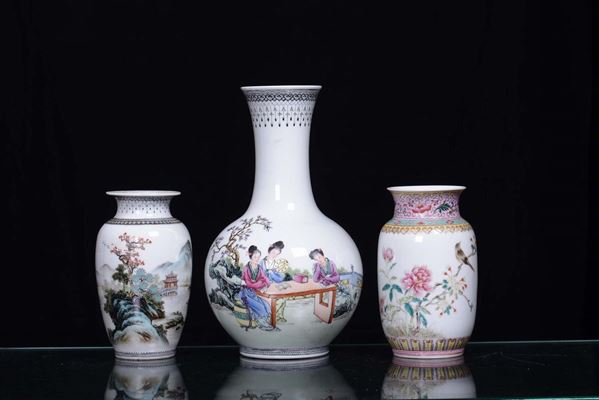 Tre vasi diversi in porcellana, Cina periodo  Repubblica