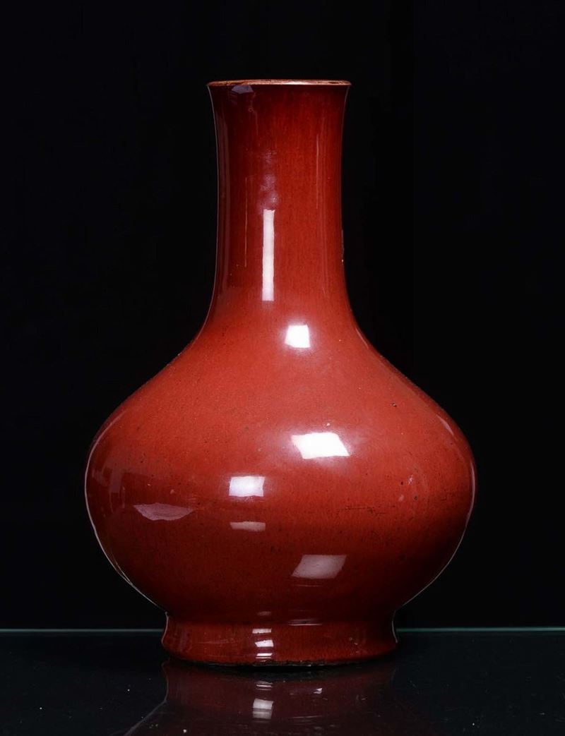 Vaso in porcellana sulla tonalità del rosso sangue di bue, Cina, XIX secolo  - Asta Fine Chinese Works of Art - II - Cambi Casa d'Aste